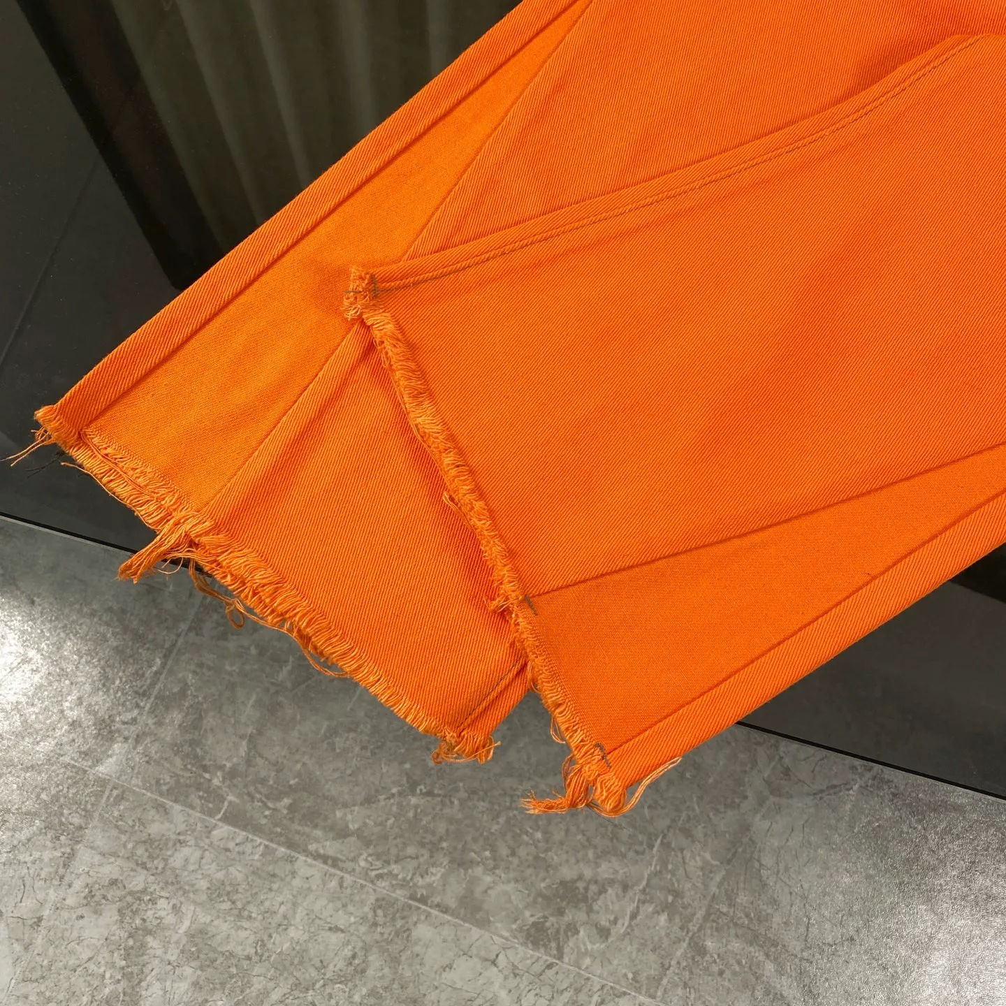 🅿️280 Chrome Hearts Orange Cow King Leather Flare Jeans 🌞It can be called the most summery style of Chrome Hearts. The vibrant orange is the unique and passionate color of summer. Wearing it, it seems to bring sunshine and dazzling.  These pants are modified based on Levi's genuine American-made 90 second-hand soleplates, and the quality is guaranteed. The sterling silver hardware accessories are full of texture and reflect fine light as the body moves, giving it a high-end feel. The lambskin leather craftsmanship is exquisite, the soft leather collides with the tough denim, and the design is full of sense.  The bell-bottom style is retro and fashionable. It not only modifies the shape of the legs, but also makes you walk with wind and full aura. Whether paired with a simple white T-shirt or a personalized short top, you can easily create an exclusive trendy look.  🔶The unique orange color stands out among the crowd of jeans and easily becomes the focus of your outfit.  Size covers M-XXL (corresponding to sizes 30-36),
